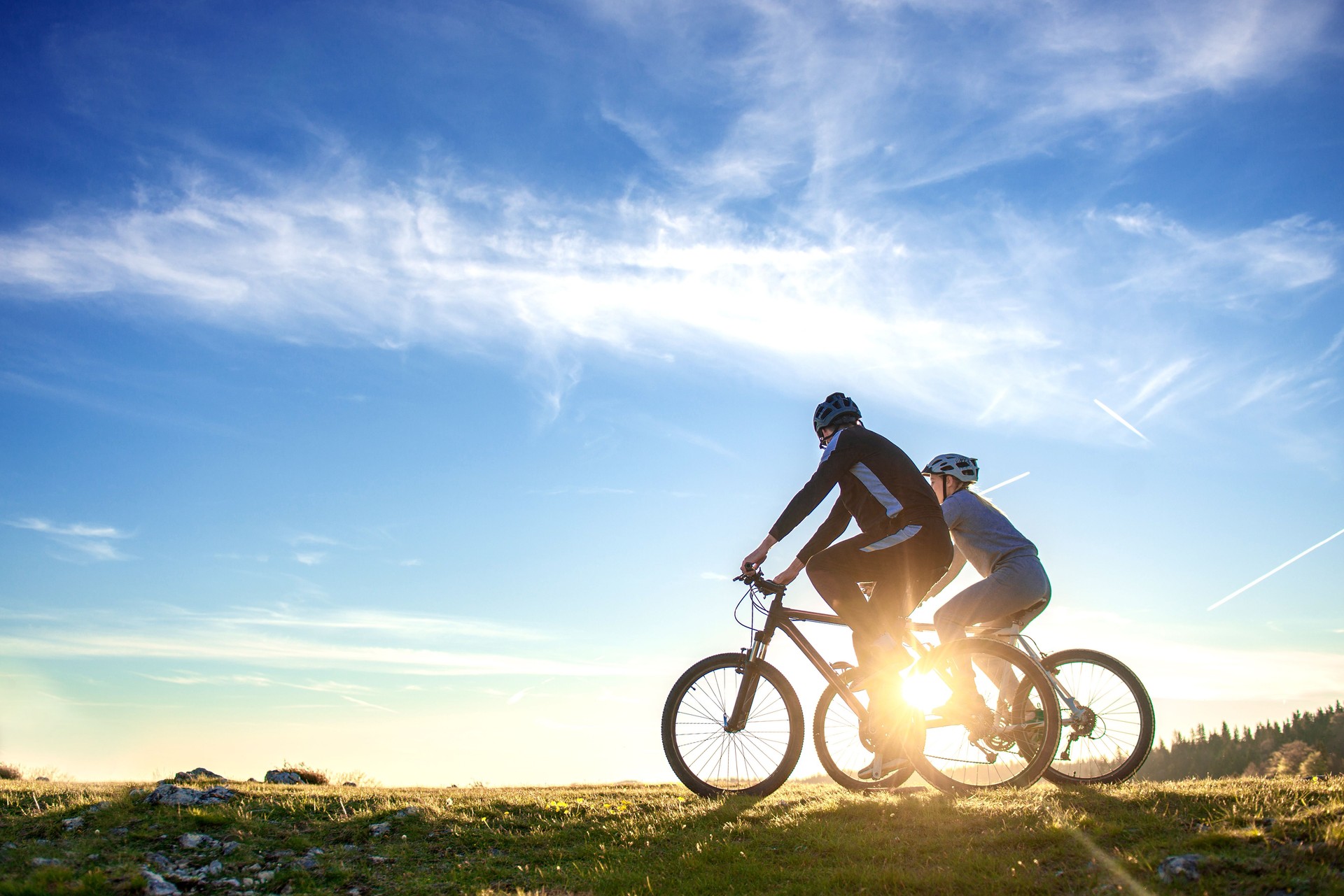 Happy Mountain Bike Paar im freien haben gemeinsam Spaß an einem Sommertag am Nachmittag Sonnenuntergang
