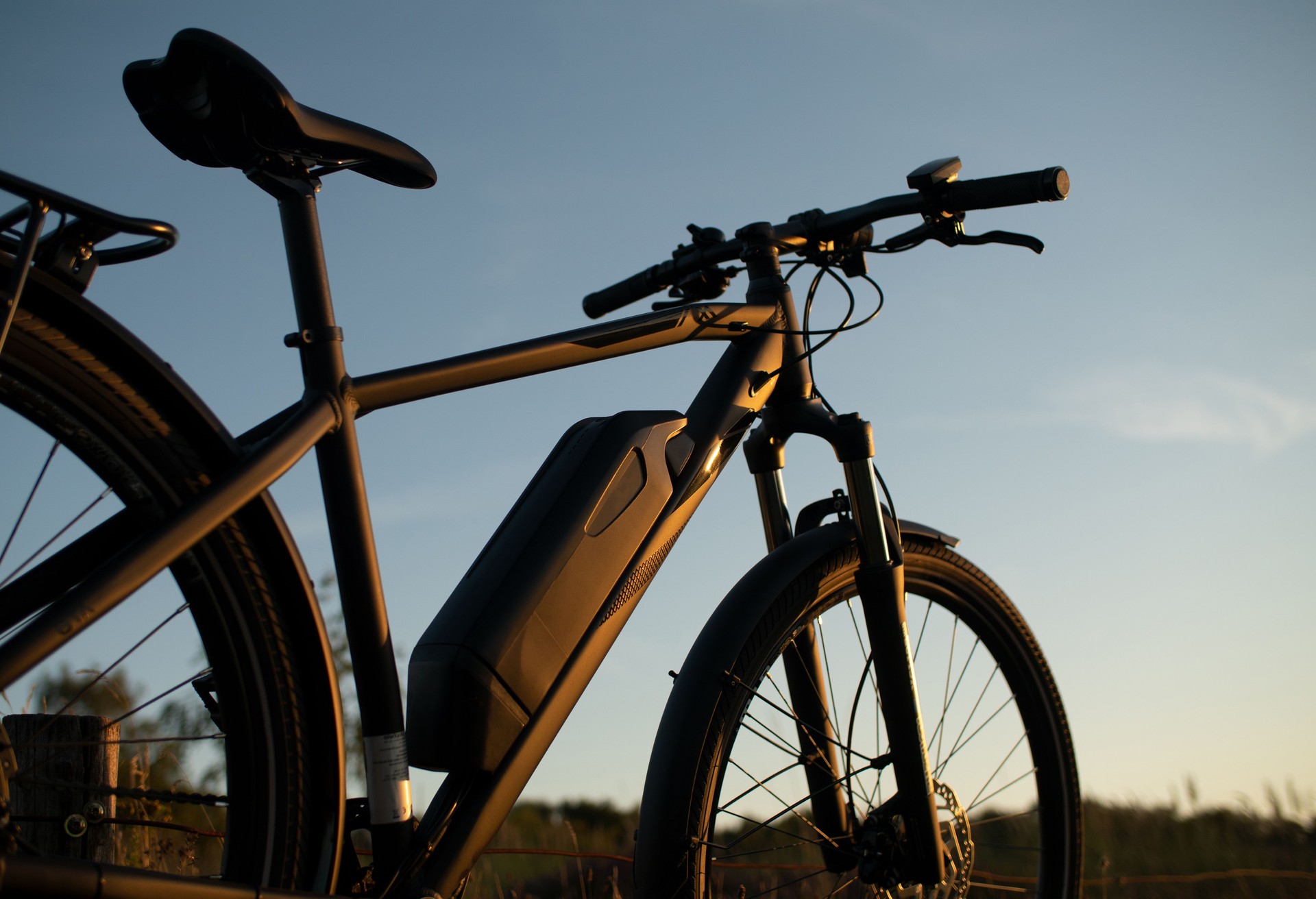 Elektrofahrrad bei Sonnenuntergang