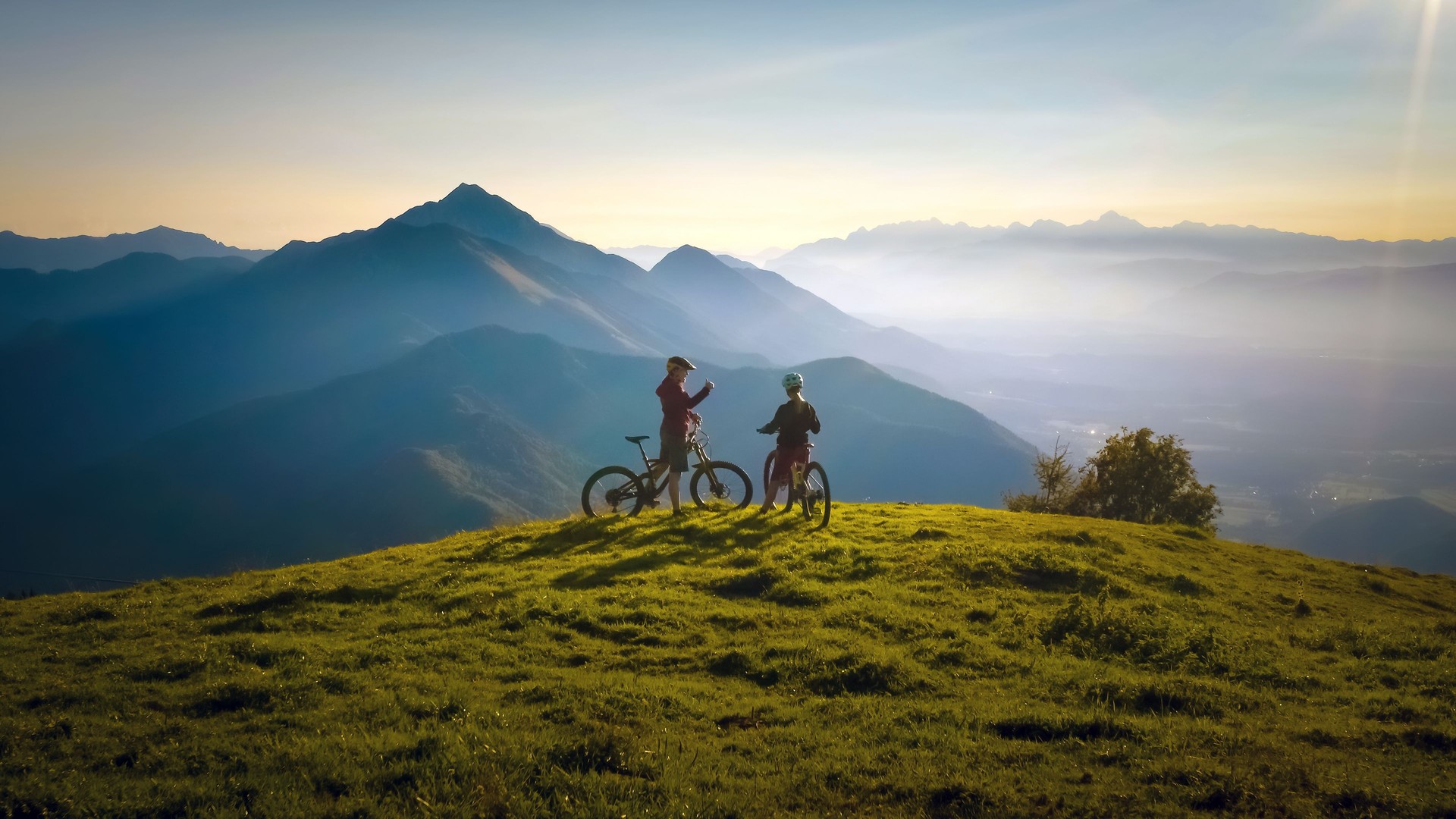 Zwei Frauen auf Mountainbikes