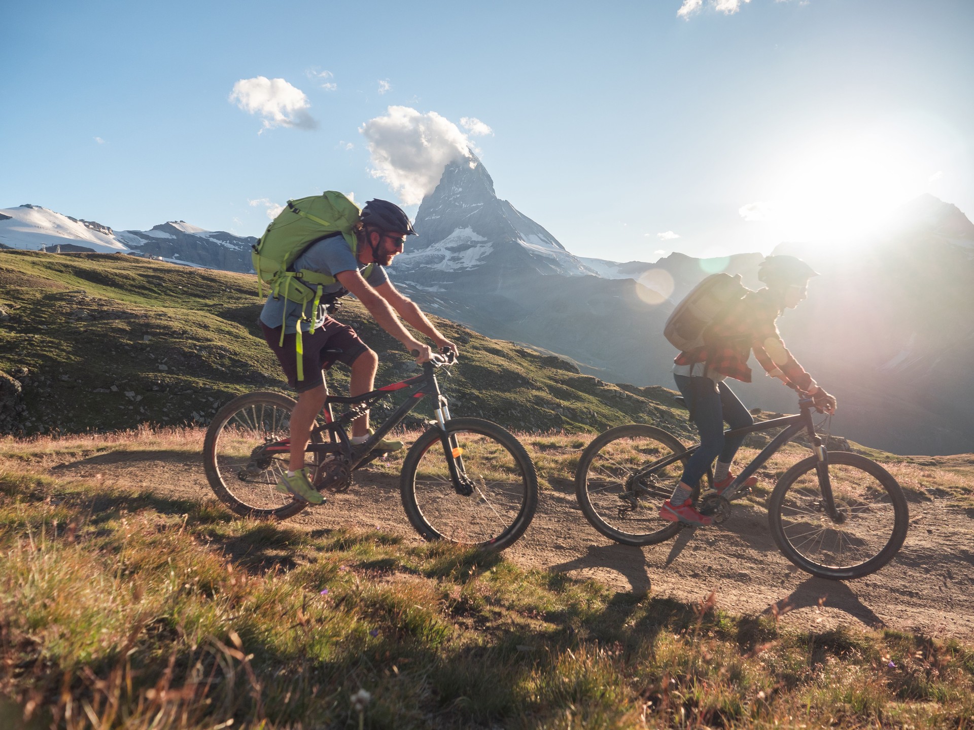 Mountainbiker auf Feldweg, Schweiz