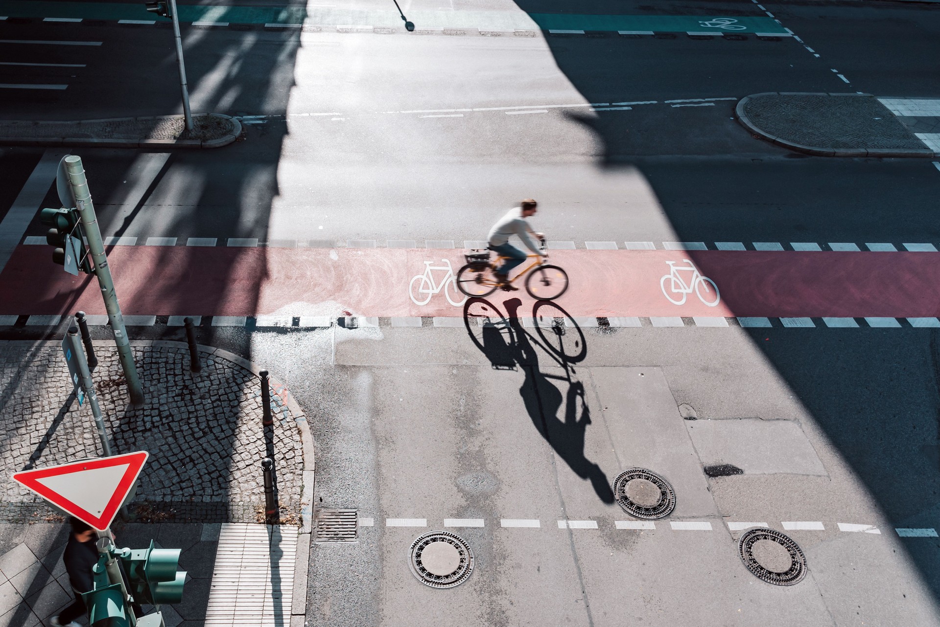 Männer auf fahrrad auf der kreuzung in berlin
