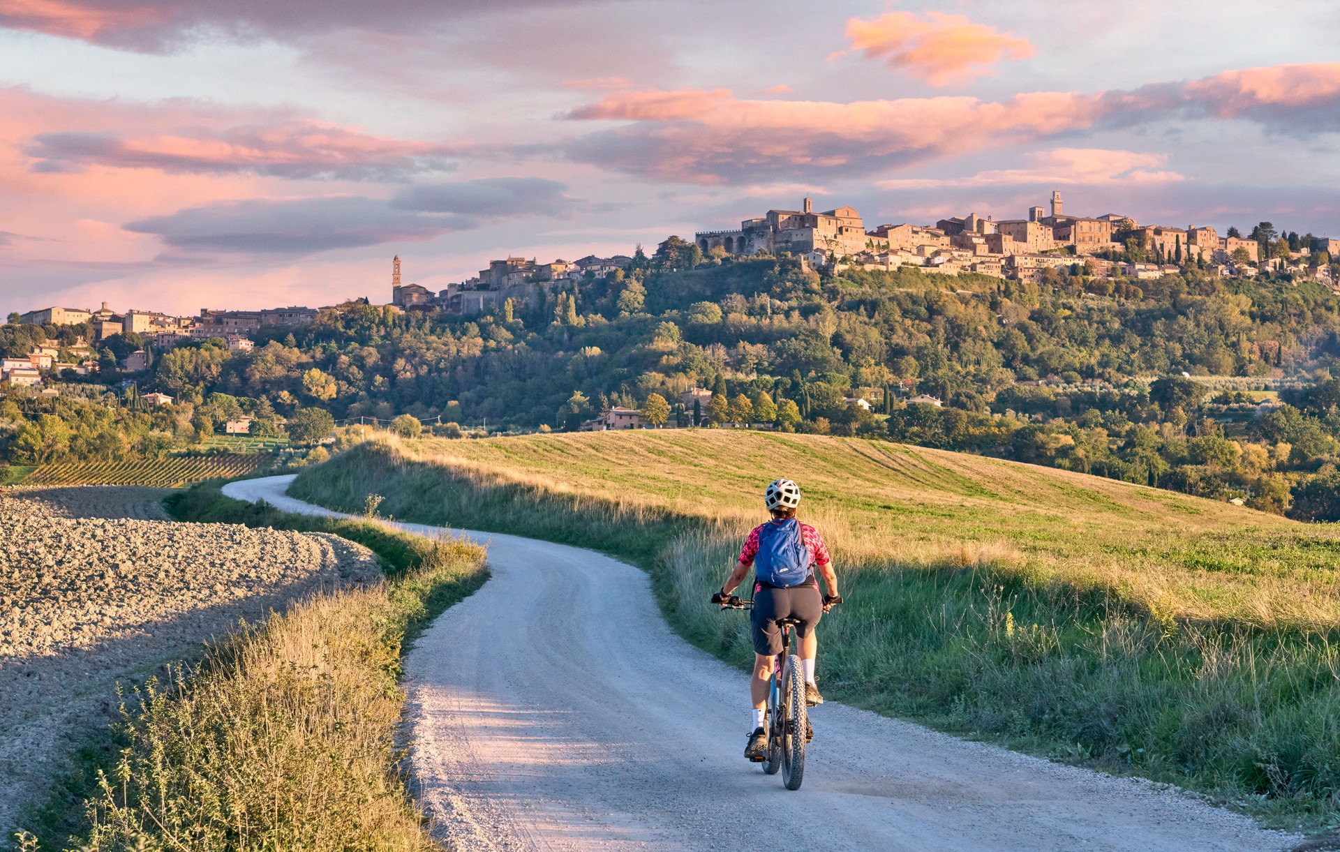 ältere Frau mit ihrem Elektro-Mountainbike in Chianti, Toskana, Italien