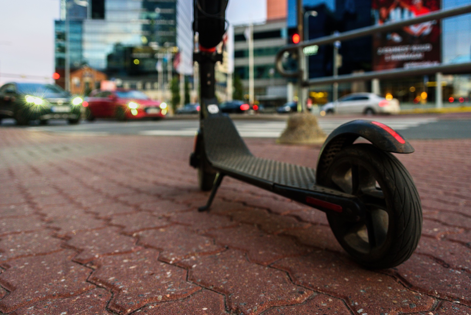 Elektro-Kick-Scooter in der modernen Stadt