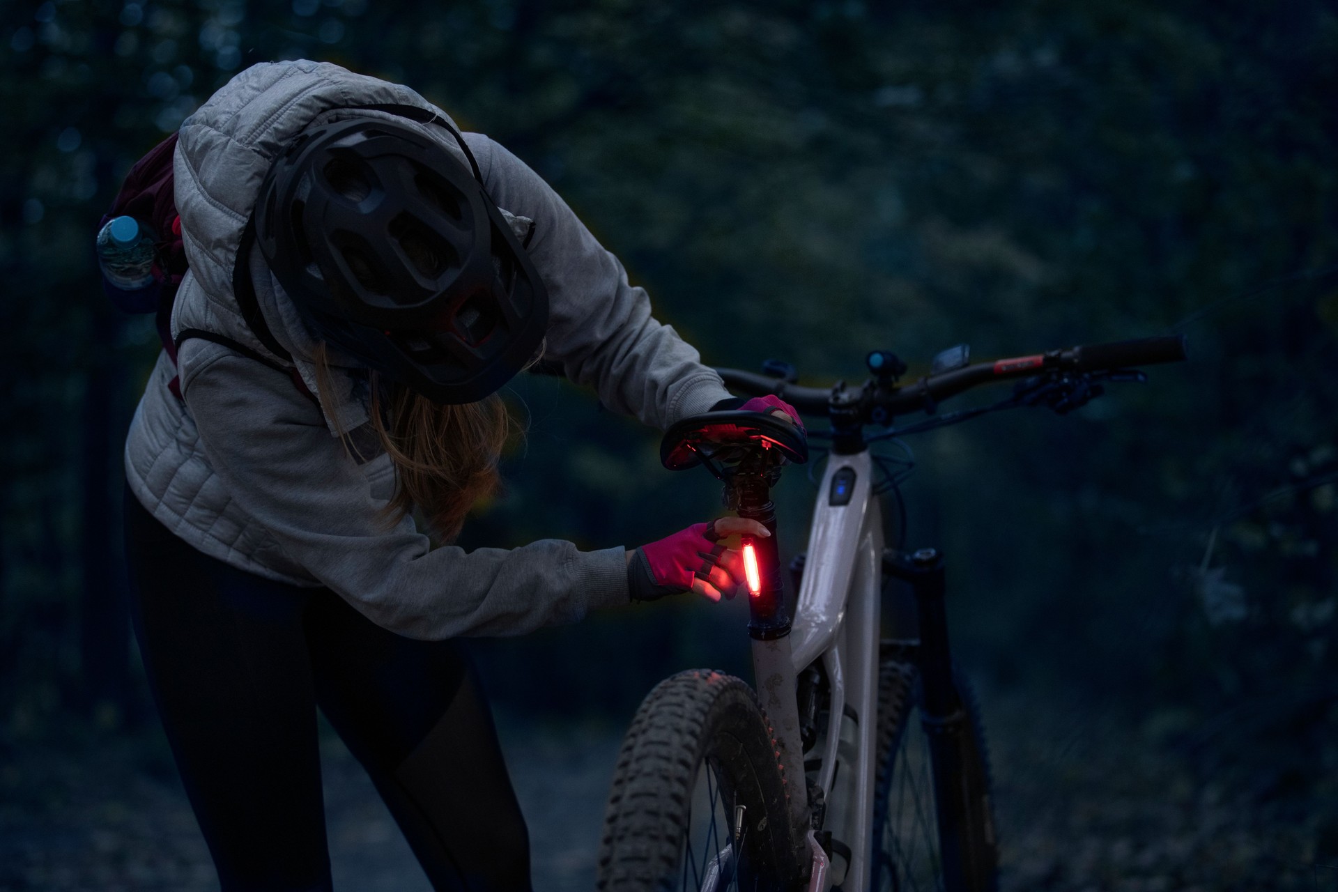 Junge Frau auf einer nächtlichen E-Bike-Fahrt