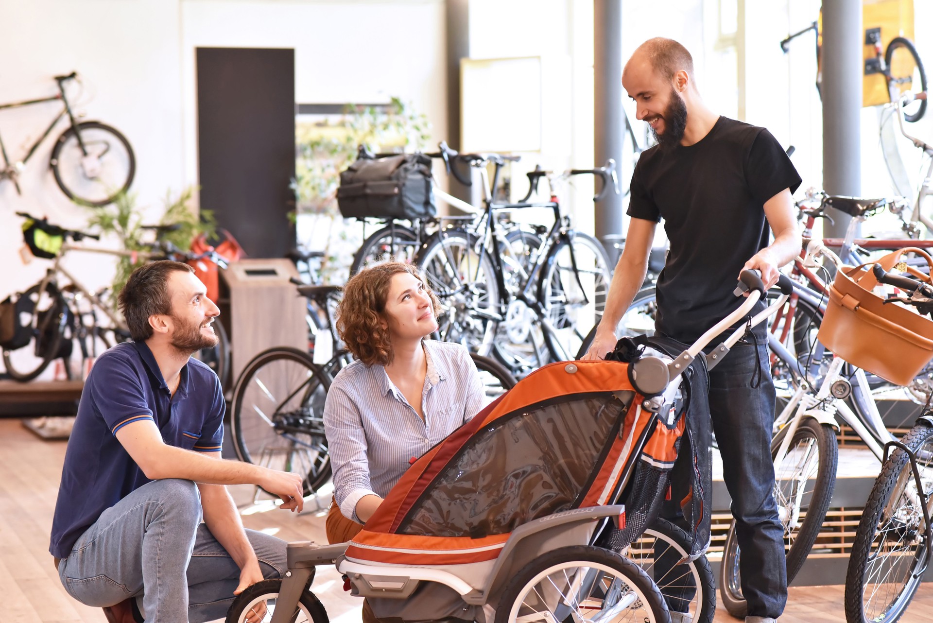 Fahrrad Shop Beratung - Verkäufer und Kunden im Gespräch