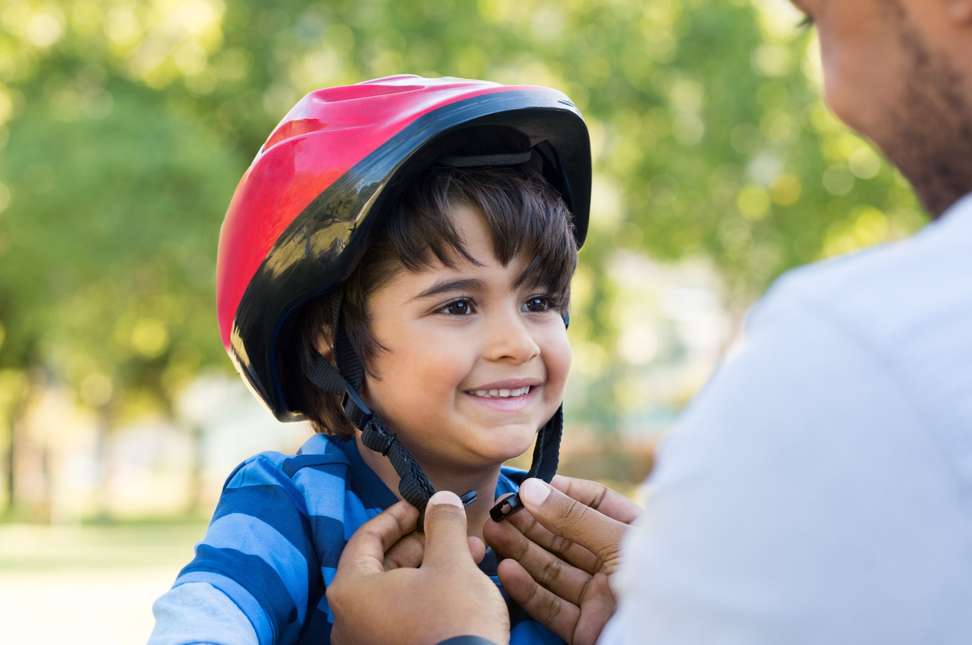 Jungen tragen Fahrradhelm