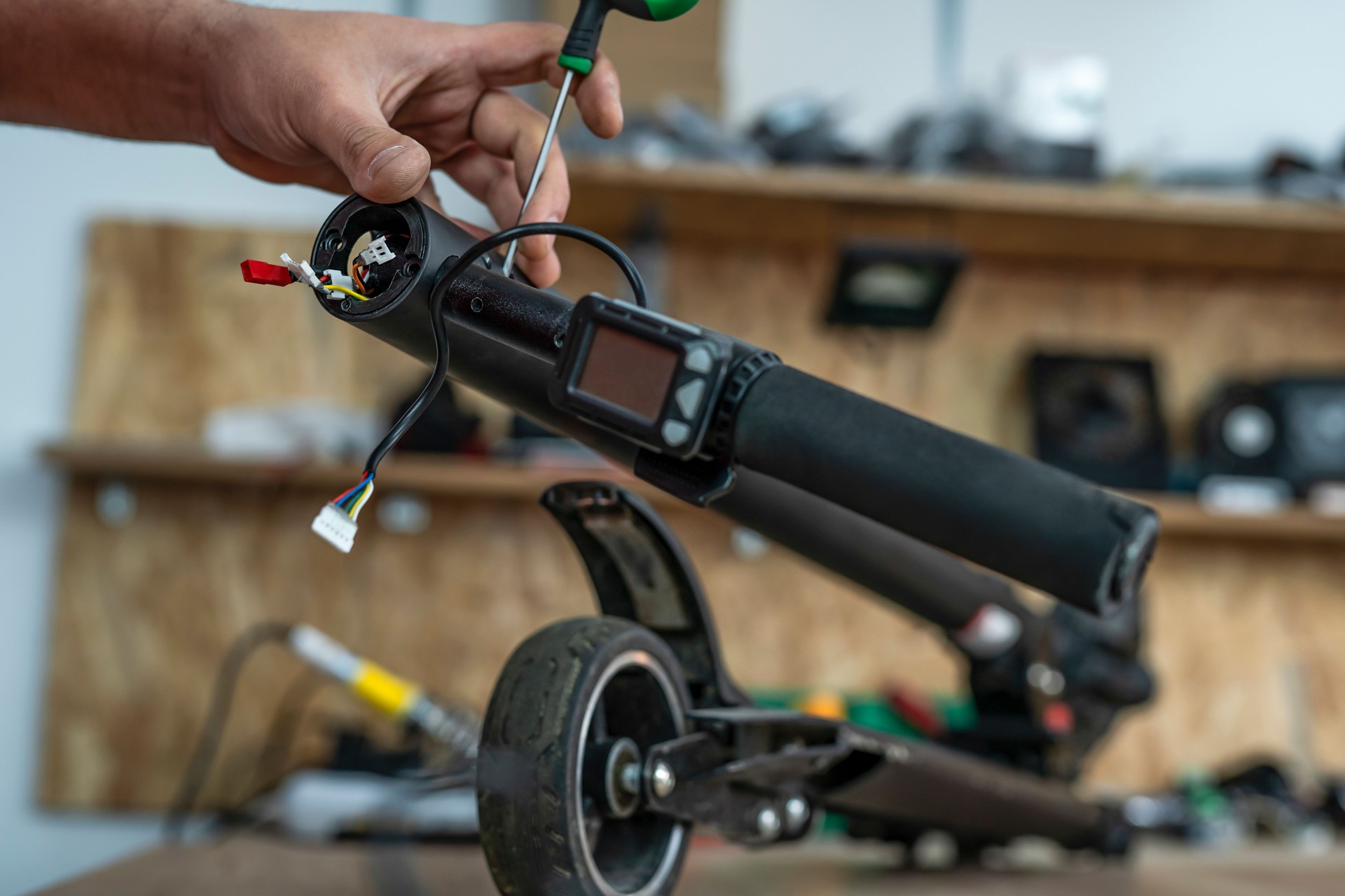 Reparatur von Elektroroller in einer speziellen Werkstatt.