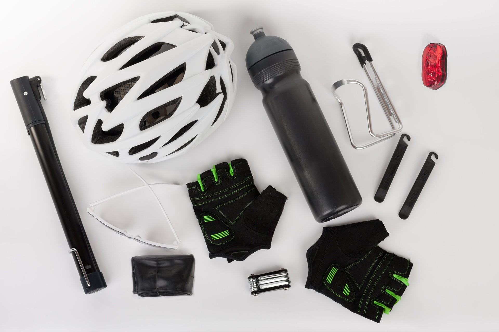 Fahrradzubehör, Fahrradhelm, Fahrrad-Handschuhe, Brillen, Flasche in Halter