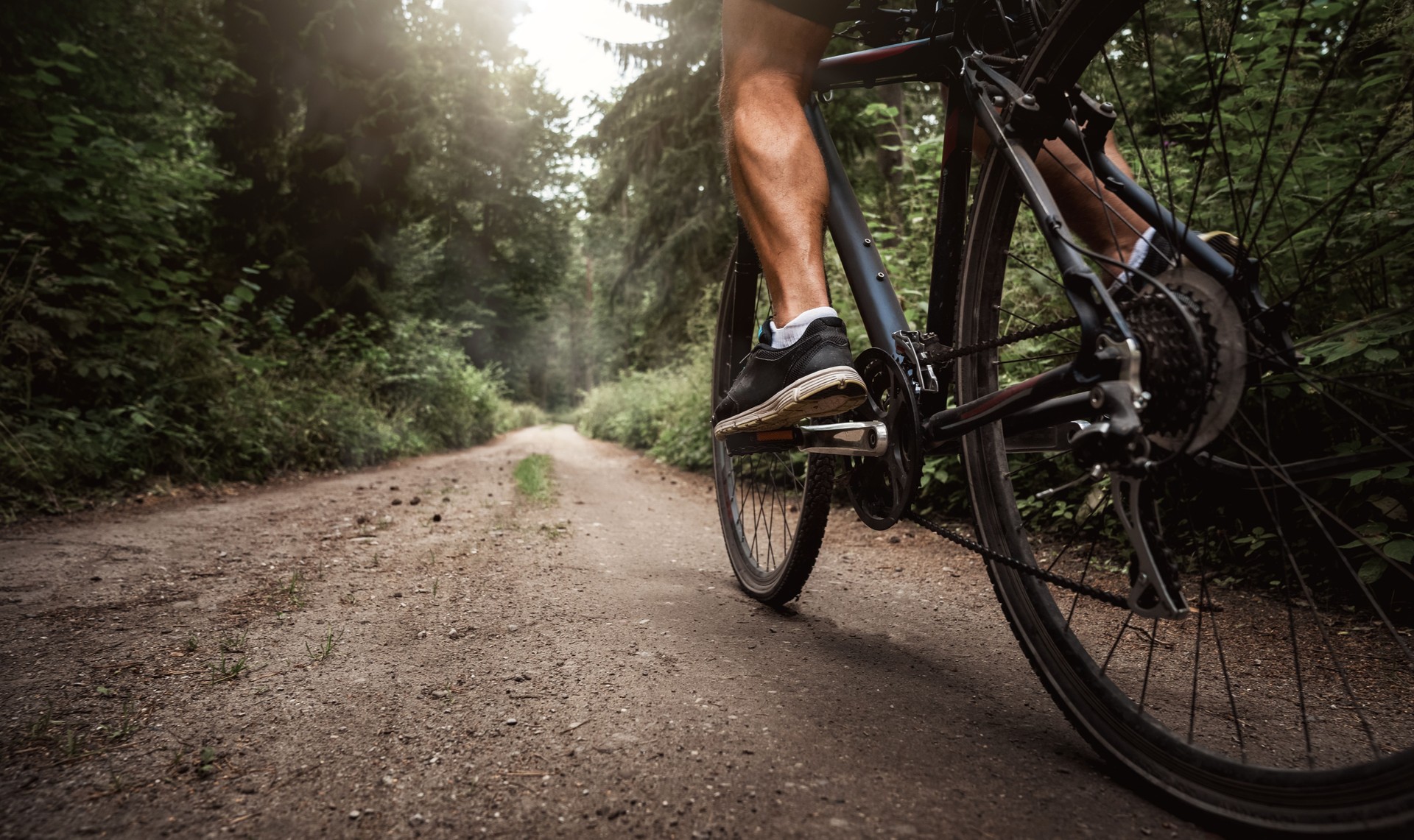 Nahaufnahme eines Bikers auf dem Fahrrad